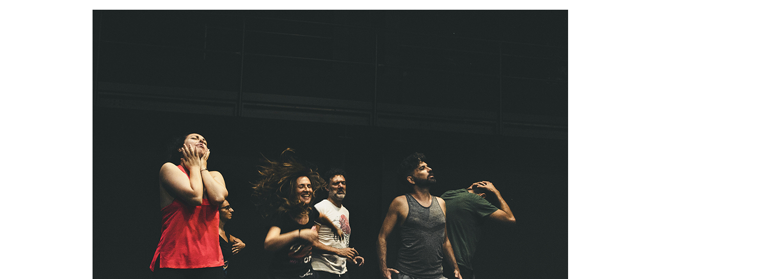 Nella foto sono presenti alcuni componenti della compagnia teatrale movin'op durante le prove di uno spettacolo teatrale